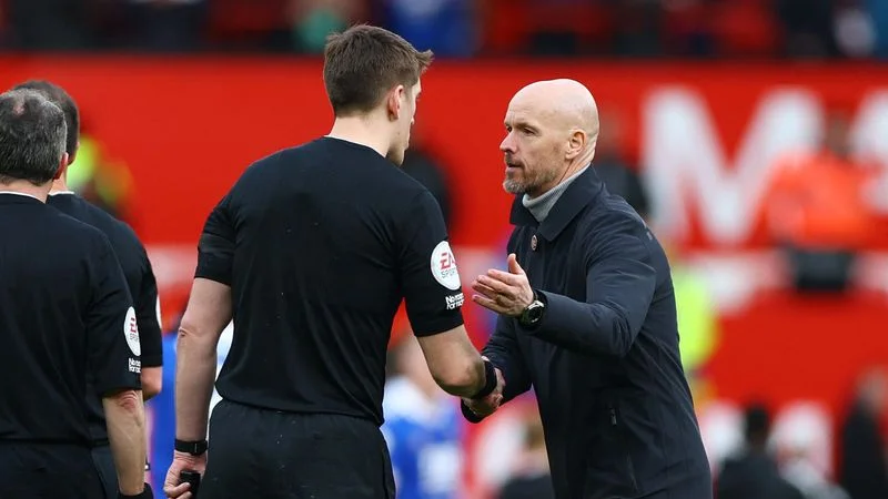 Ten Hag urde su plan para el choque con el Barça