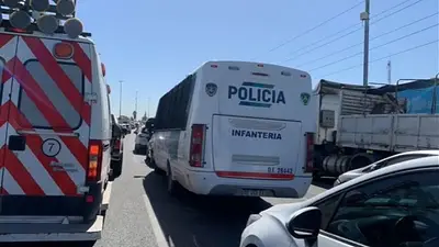 Se levantó el corte en la autopista Buenos Aires-La Plata por el asesinato de un delivery en Quilmes Se levantó el corte en la autopista Buenos Aires-La Plata por el asesinato de un delivery en Quilmes