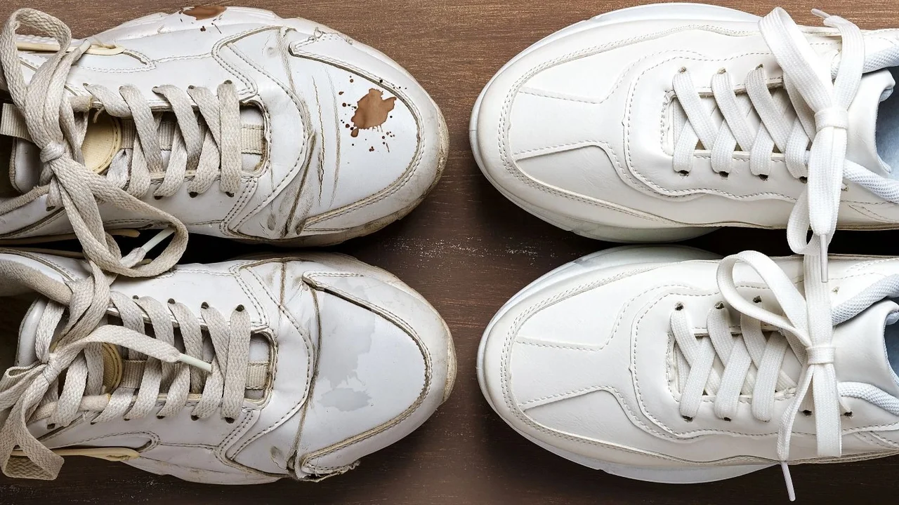 Dos pares de zapatillas blancas
