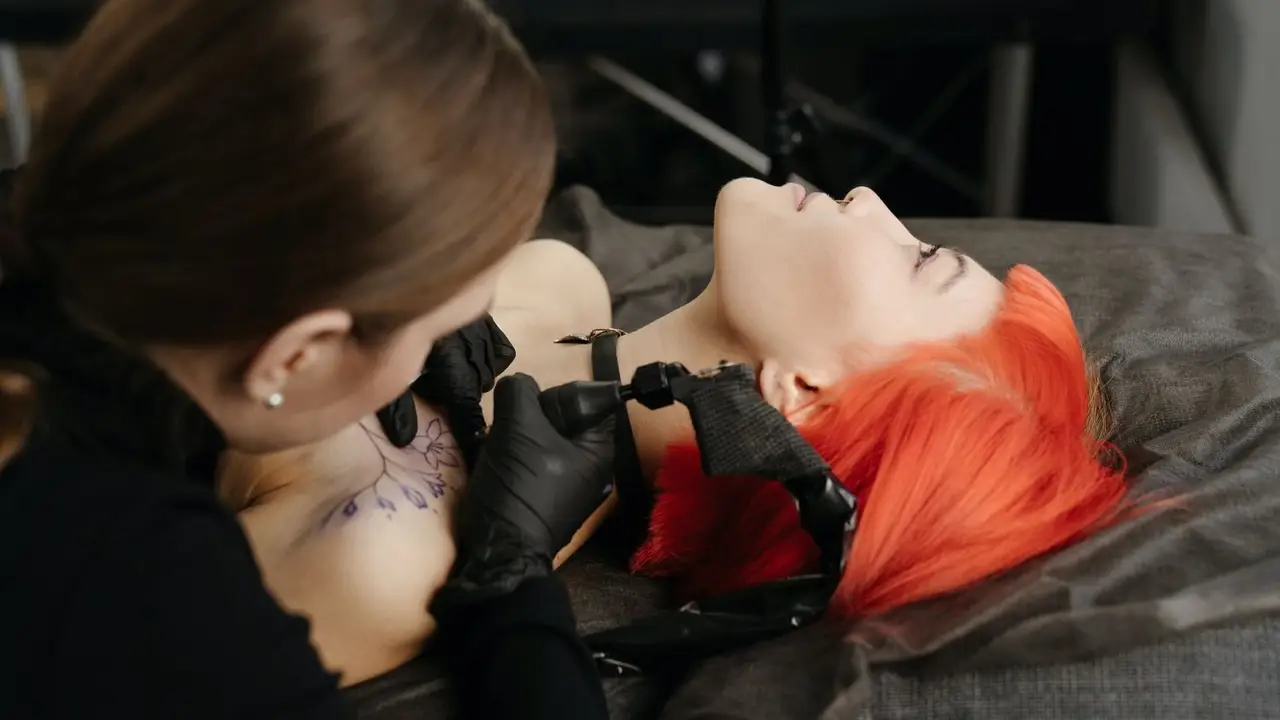 Un tatuadora trabajando