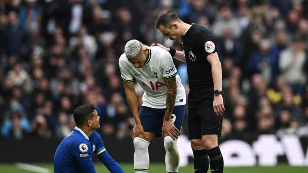 El defensa brasileño del Chelsea Thiago Silva sufre daños en los ligamentos de la rodilla