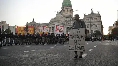 Movilización en las inmediaciones del Congreso de la Nación Argentina contra la ley ómnibus. Foto: Télam. Movilización en las inmediaciones del Congreso de la Nación Argentina contra la ley ómnibus. Foto: Télam.