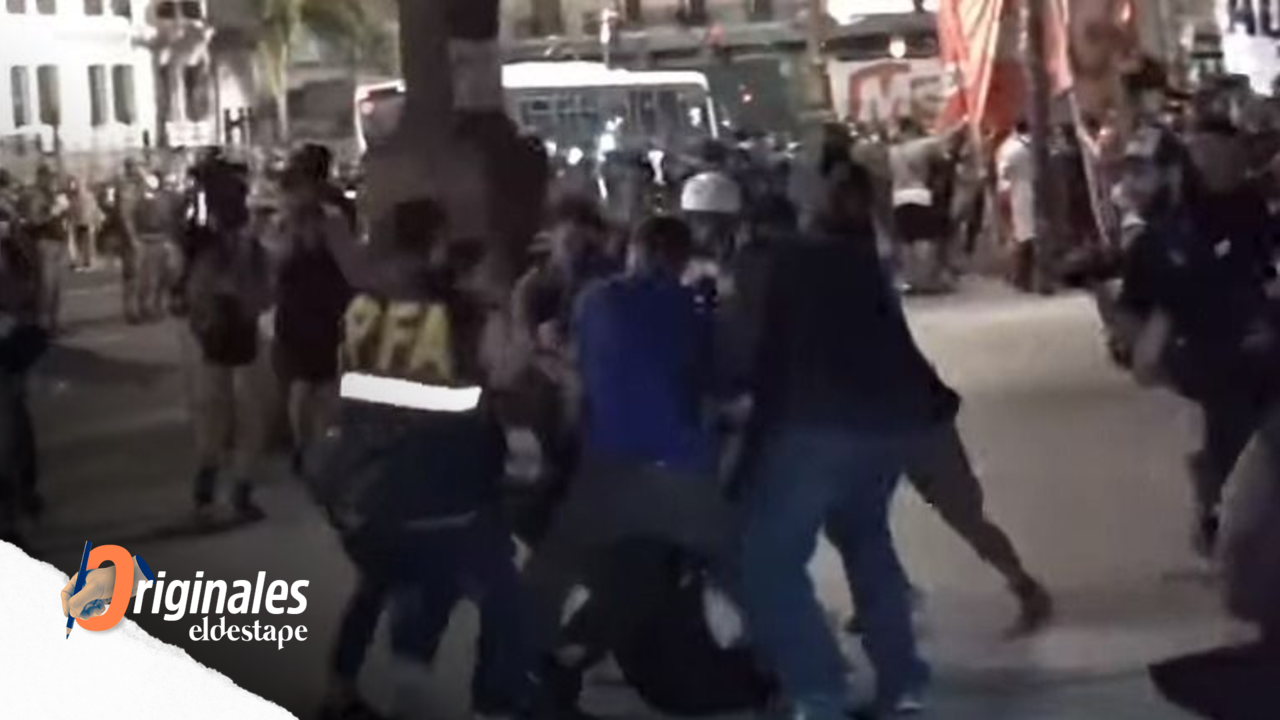 Represión, detenidos y cacería de manifestantes en la Plaza de los Dos Congresos