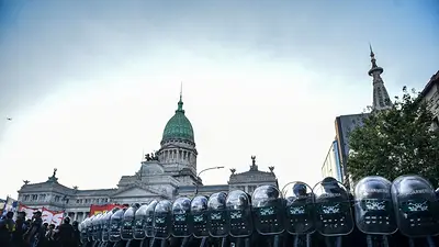 Revocan prohibición de acercarse a Congreso a manifestante detenido durante debate de ley "Bases" Revocan prohibición de acercarse a Congreso a manifestante detenido durante debate de ley "Bases"