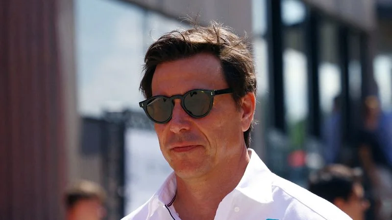 Jefe de Mercedes insinúa una elección "audaz" de piloto para sustituir a Hamilton