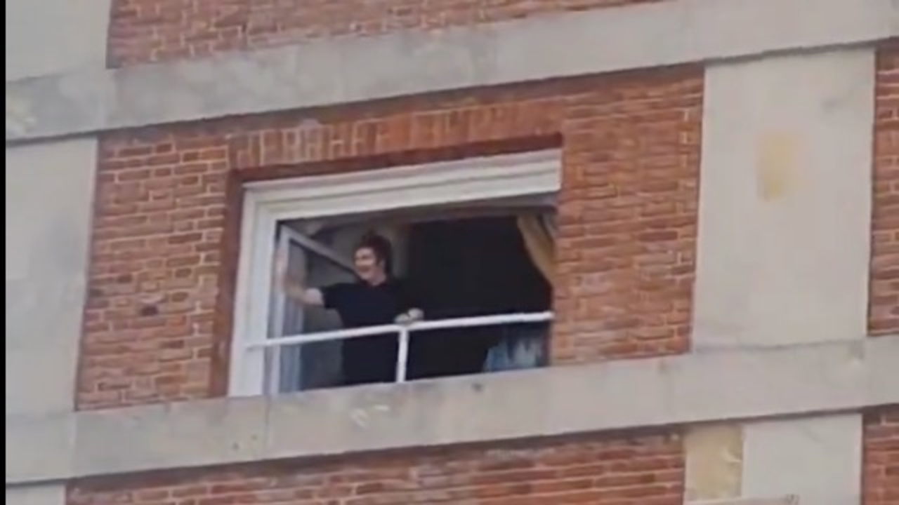Video viral: Milei salió al balcón a saludar en Mar del Plata y fue abucheado
