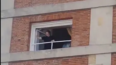 Video viral: Milei salió al balcón a saludar en Mar del Plata y fue abucheado Video viral: Milei salió al balcón a saludar en Mar del Plata y fue abucheado