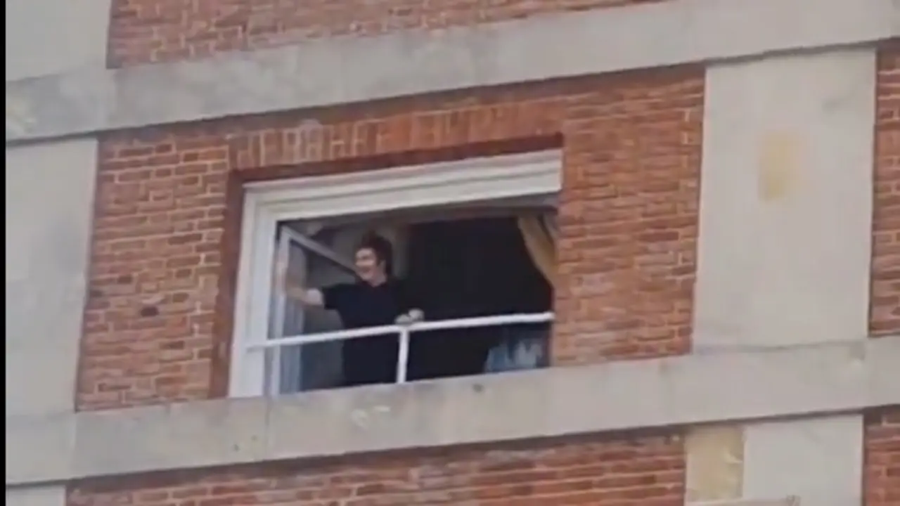 Video viral: Milei salió al balcón a saludar en Mar del Plata y fue abucheado