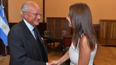 Mientras miles hicieron cola para pedir ayuda, Pettovello se reunió con el médico anti ciencia Mientras miles hicieron cola para pedir ayuda, Pettovello se reunió con el médico anti ciencia