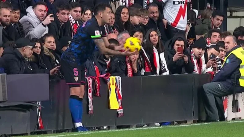 Video | Un hincha le introdujo un dedo en el ano a Lucas Ocampos