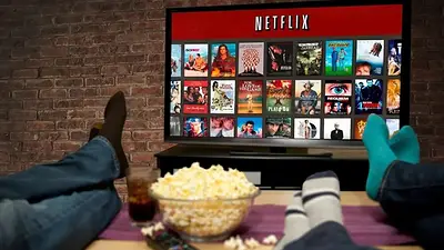 Familia disfrutando de las películas y series de Netflix Familia disfrutando de las películas y series de Netflix