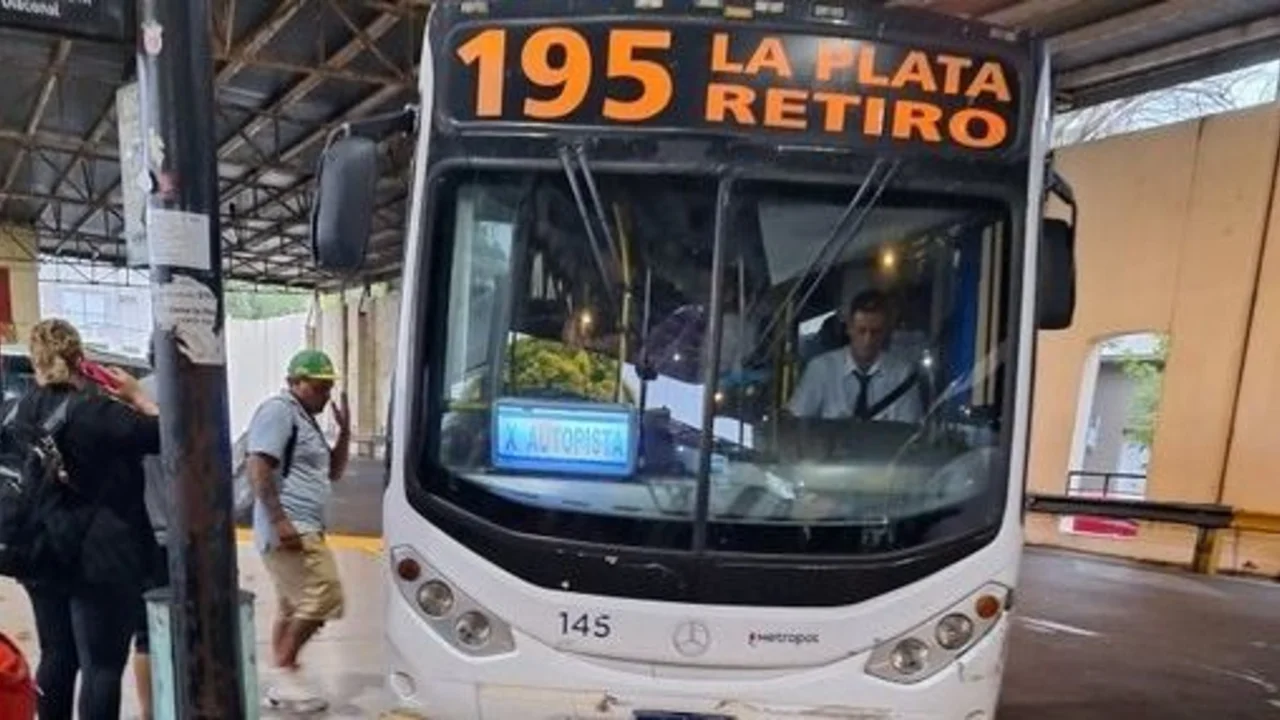Tarifazo en el transporte: usuarios se bajan del colectivo en La Plata “porque no pueden pagar”