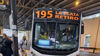 Tarifazo en el transporte: usuarios se bajan del colectivo en La Plata “porque no pueden pagar” Tarifazo en el transporte: usuarios se bajan del colectivo en La Plata “porque no pueden pagar”