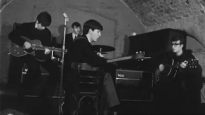 La banda The Beatles tocando en La Caverna, el pub donde debutaron La banda The Beatles tocando en La Caverna, el pub donde debutaron