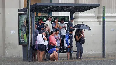 Fuertes lluvias inundaron varias zonas de la Ciudad y se interrumpieron líneas de subte Fuertes lluvias inundaron varias zonas de la Ciudad y se interrumpieron líneas de subte