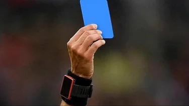 La tarjeta azul llega al fútbol y los hinchas estallaron: "Murió"