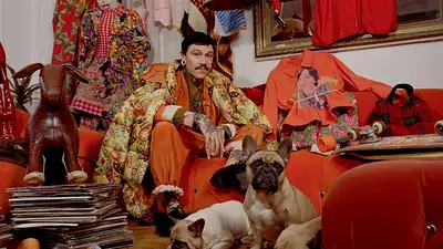 Quién es Adrián Appiolaza, el argentino que fue elegido para ser director creativo de Moschino Quién es Adrián Appiolaza, el argentino que fue elegido para ser director creativo de Moschino