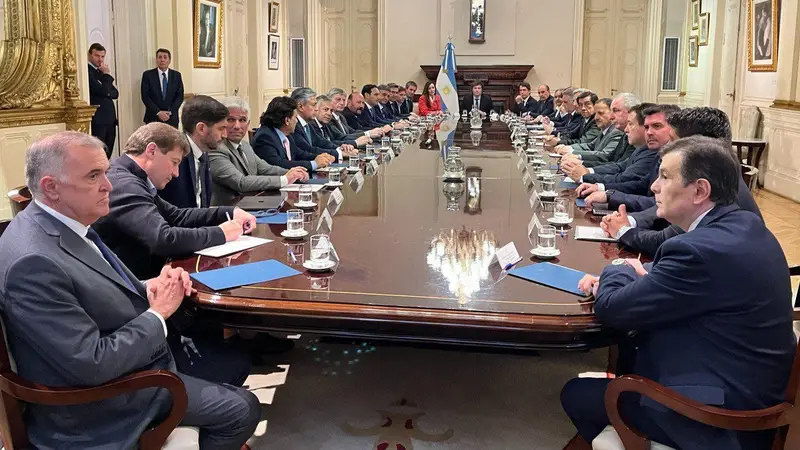 Con el inicio de las clases en riesgo por el ataque de Milei a las provincias, se reúnen los ministros de Educación de todo el país