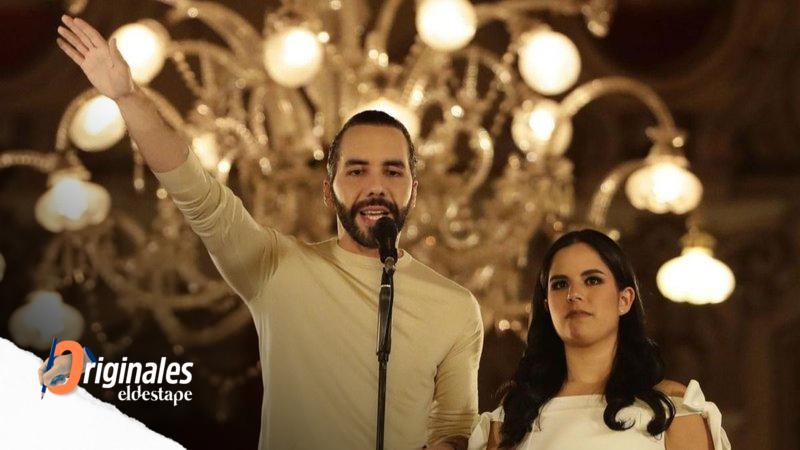 El actual presidente y ganador de la reelección, Nayib Bukele, habla desde el Palacio Nacional junto a su esposa Gabriela Rodríguez de Bukele, en San Salvador (El Salvador)