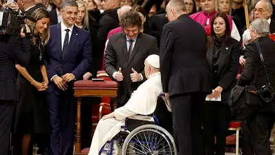 Milei termina su gira por Europa con un abrazo del Papa y una visita a Meloni Milei termina su gira por Europa con un abrazo del Papa y una visita a Meloni
