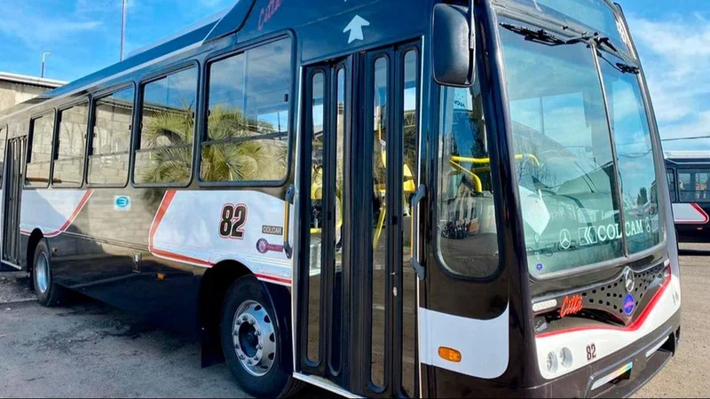 Fotografía de un colectivo de línea de la provincia de Buenos Aires 