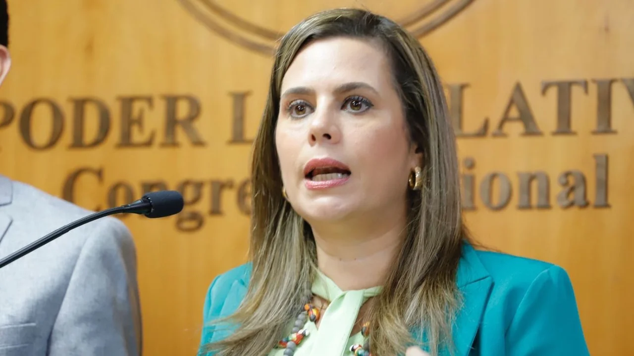 El cartismo destituyó a una de las principales senadoras opositoras 