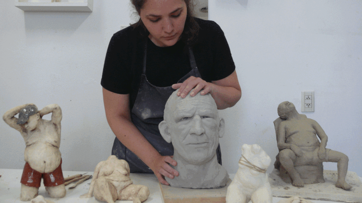 Hace esculturas de barro para visibilizar los cuerpos reales y las malformaciones inspirada en su propia historia: "Es muy sanador"