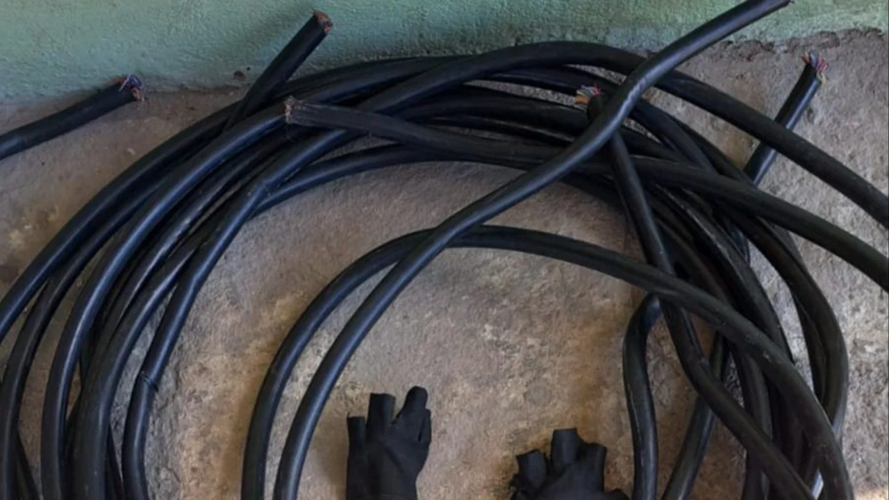 Mendoza: un joven murió electrocutado cuando robaba cables del alumbrado público