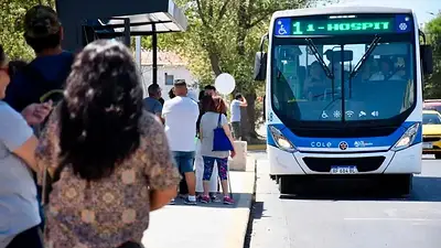 Fotografía de un colectivo de línea de la provincia de Buenos Aires Fotografía de un colectivo de línea de la provincia de Buenos Aires