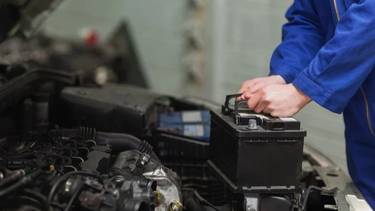 Cómo arrancar un auto que se quedó sin batería: el truco perfecto