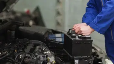 Cómo arrancar un auto que se quedó sin batería: el truco perfecto