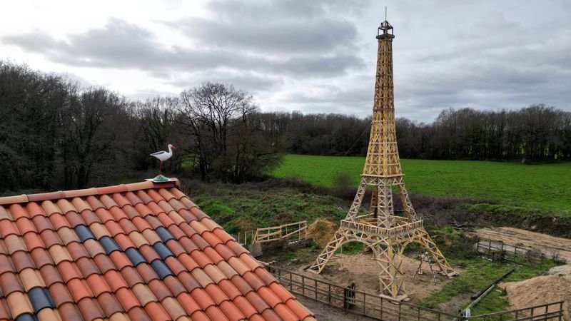 Dos amigos construyen Torre Eiffel con madera reciclada antes de los Juegos Olímpicos