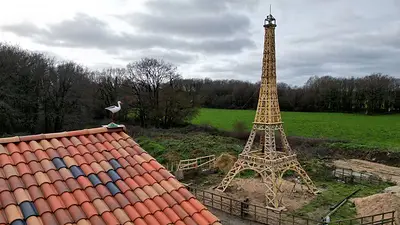 Dos amigos construyen Torre Eiffel con madera reciclada antes de los Juegos Olímpicos Dos amigos construyen Torre Eiffel con madera reciclada antes de los Juegos Olímpicos