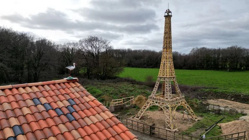 Dos amigos construyen Torre Eiffel con madera reciclada antes de los Juegos Olímpicos