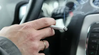 Cómo sacar el olor de cigarrillo de un auto Cómo sacar el olor de cigarrillo de un auto