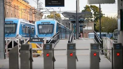 Caótica vuelta a casa: el paro de trenes visibilizó los reclamos por los aumentos de colectivos Caótica vuelta a casa: el paro de trenes visibilizó los reclamos por los aumentos de colectivos