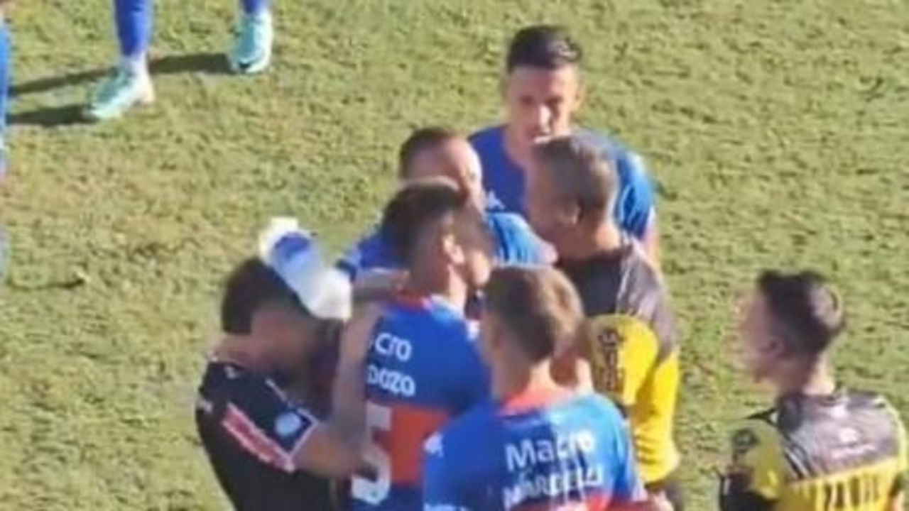 Video | Escándalo en Tigre vs Chacarita: el terrible botellazo que le tiraron a un jugador