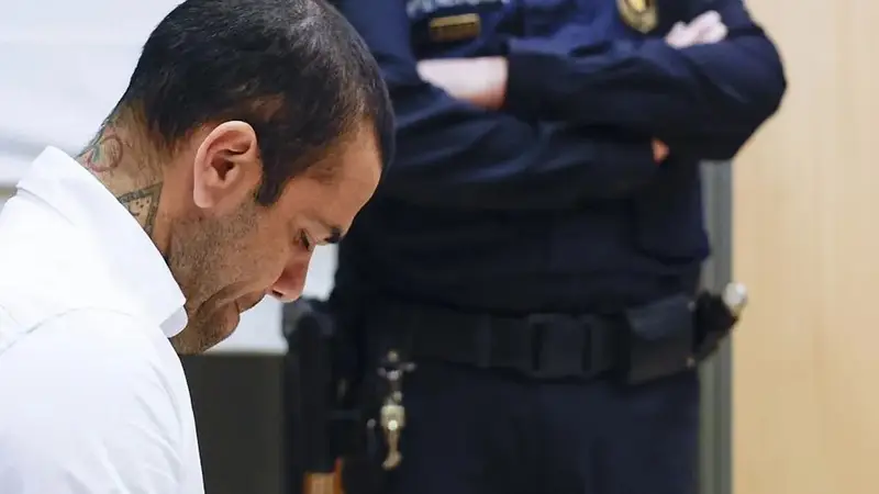 Condenaron a Dani Alves a 4 años y medio de cárcel por violación