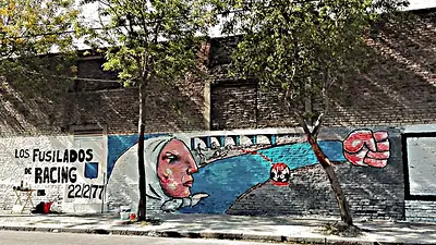 Fotografía del mural que recuerda los fusilados en la cancha de Racing durante la última dictadura Fotografía del mural que recuerda los fusilados en la cancha de Racing durante la última dictadura
