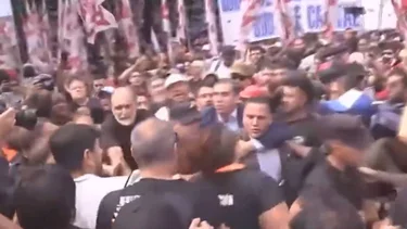 Tensión en el centro porteño: la policía tira gas pimienta a manifestantes