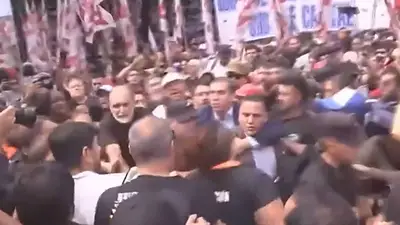 Tensión en el centro porteño: la policía tira gas pimienta a manifestantes Tensión en el centro porteño: la policía tira gas pimienta a manifestantes