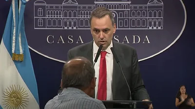 El violento cruce de Adorni con un periodista: "No lo quiero ver" El violento cruce de Adorni con un periodista: "No lo quiero ver"