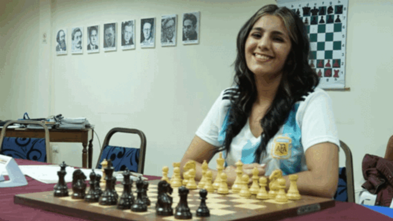 Empezó a jugar al ajedrez “de grande” y hoy, con 24 años, se consagró campeona nacional: la historia de María José Campos, la jugadora del pueblo  
