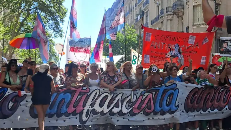  "Señor, señora, no sea indiferente", comienza la masiva marcha antifascista