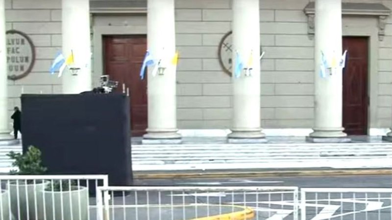 El Arzobispado denunció que Milei valló la Catedral contra su voluntad y advirtió: "Nada se construye con el odio"