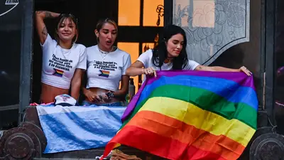 El video del encuentro entre Lali y María Becerra en la marcha antifascista El video del encuentro entre Lali y María Becerra en la marcha antifascista