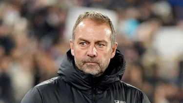 Flick dice que el Barcelona debe seguir ganando para alcanzar al Madrid en liga