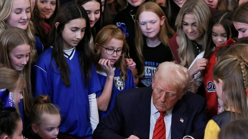 Drecreto de Trump pretende prohibir a las mujeres y niñas trans en los deportes femeninos