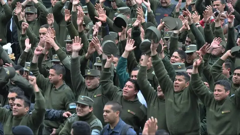 Gendarmes amenazan con salir a la calle por salarios: "La situación es insostenible"