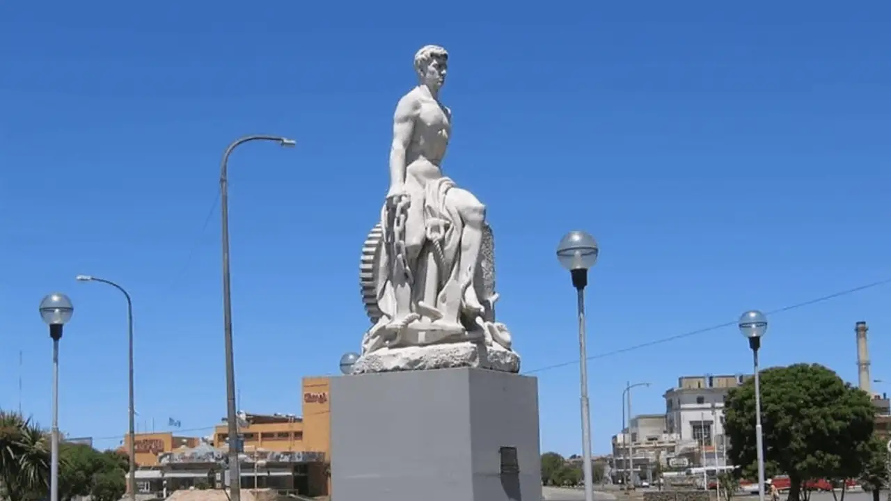 Lo conocen como "El hombre del puerto de Mar del Plata", pero esconde un vínculo oculto con Perón: la historia de una de las estatuas que sobrevivió al golpe del 55
